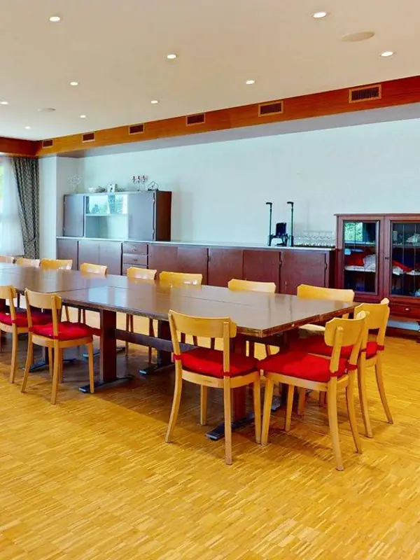 Saal des Gasthauses Hirschen mit langen Tischen